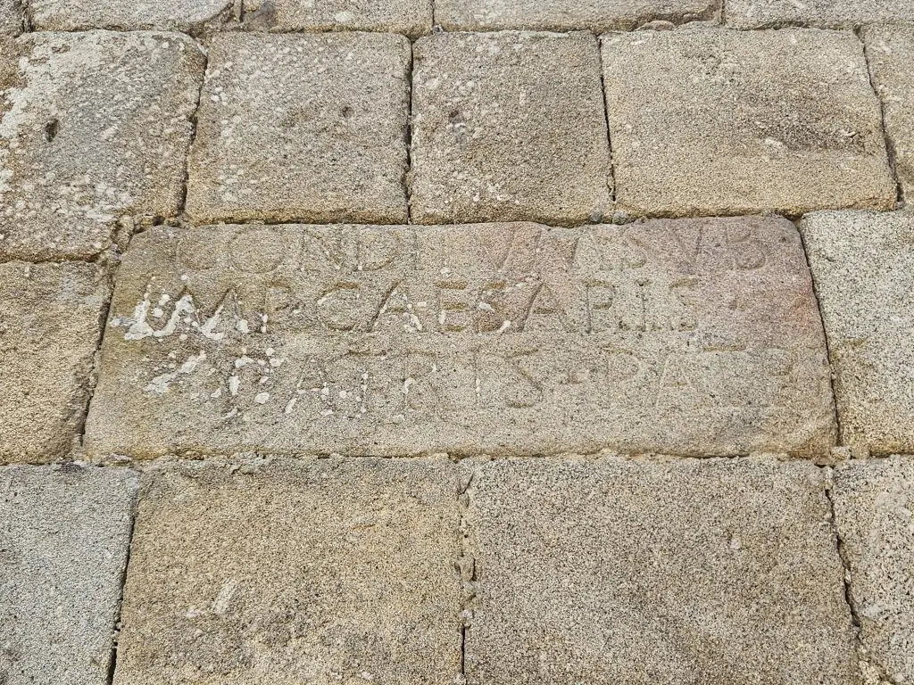 Inscrição Romana do Largo D. João Peculiar