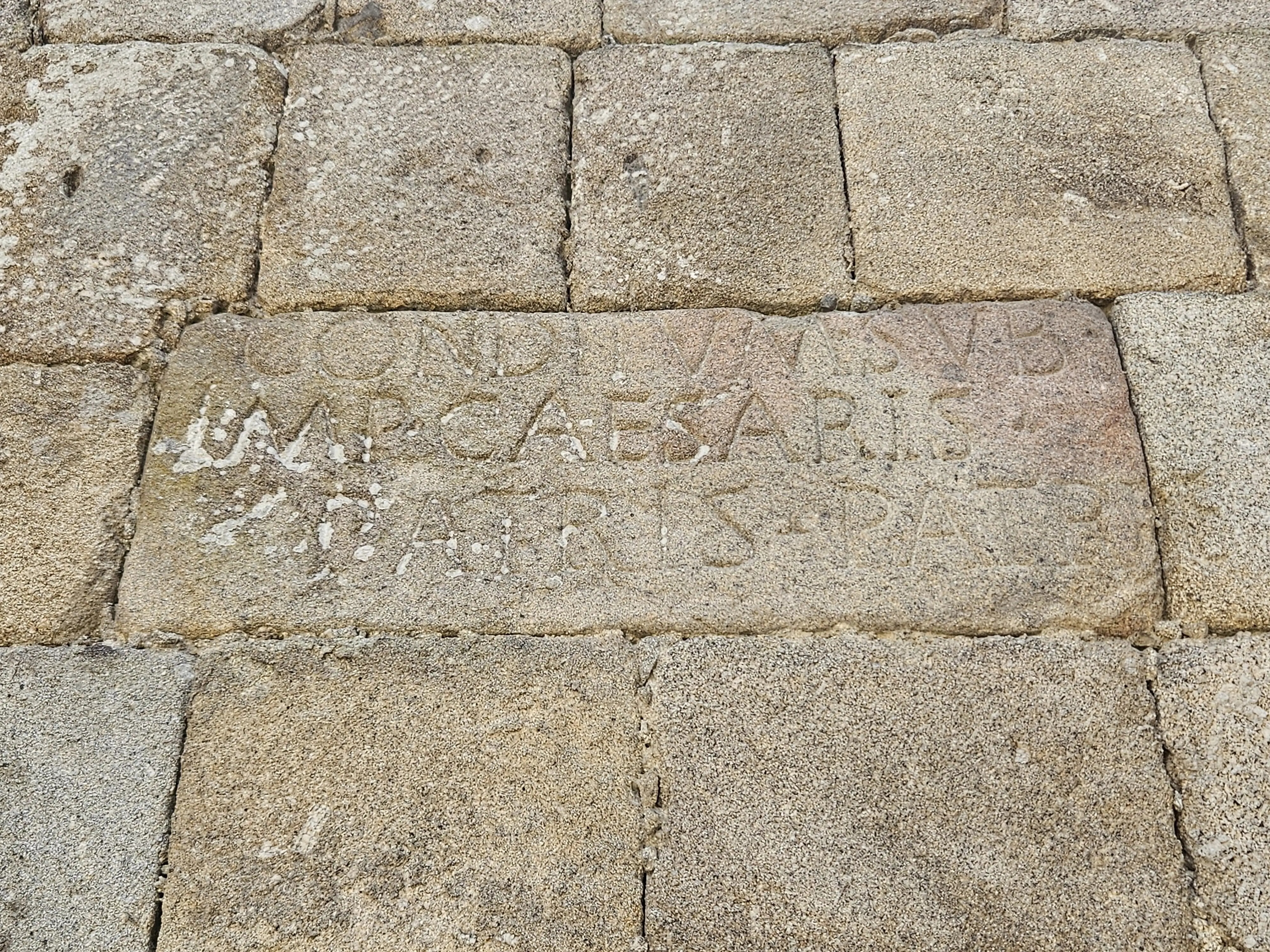 Inscrição Romana do Largo D. João Peculiar