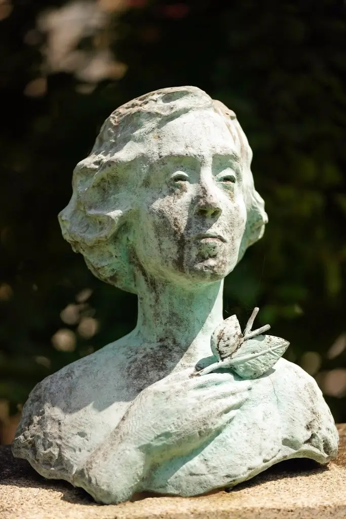 Busto de Maria Ondina Braga