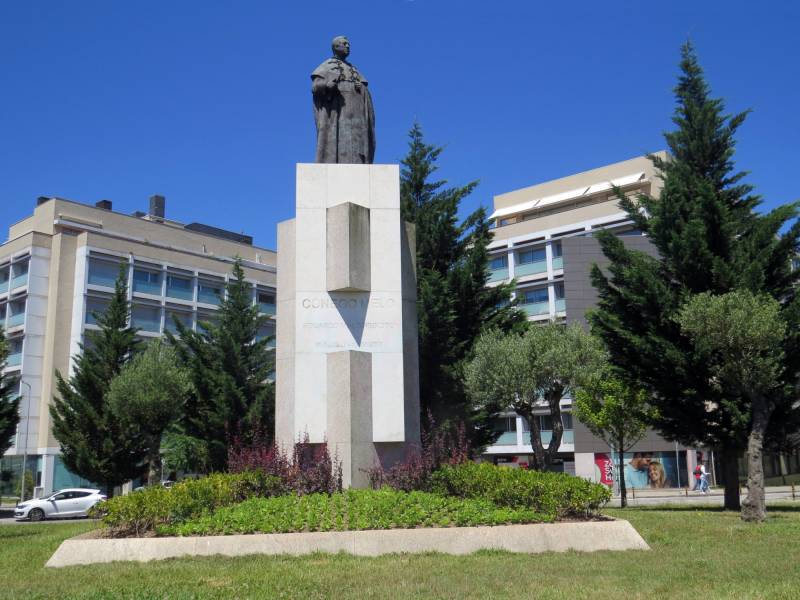 Estátua de Cónego Melo